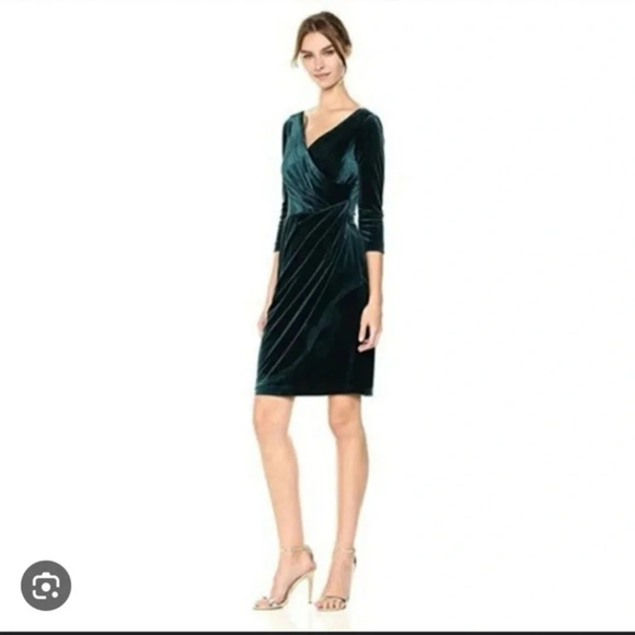 Betsy Johnson Green velour velvet style size 2 in excellent like new condition - Picture 1 of 5